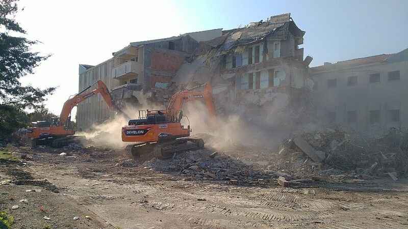 Depremde ağır hasar alan Erzin Devlet Hastanesi’nin yıkımı başladı