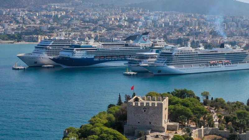 Kuşadası'na 4 gemiyle denizden 6 bin 854 yolcu geldi