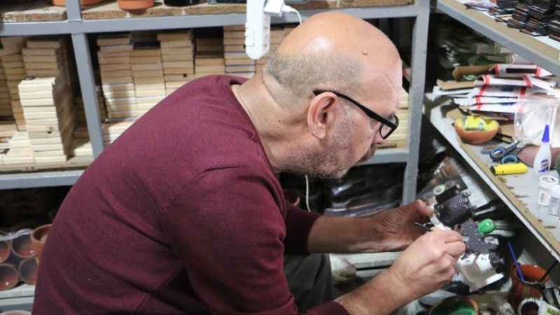 Diyarbakır'da dağ çamurundan çömlekler yapıyor