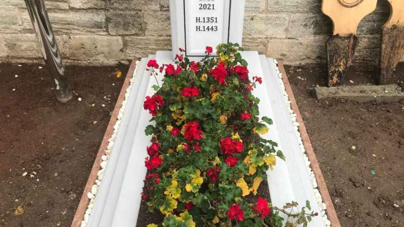 Sezai Karakoç’un kabrine mezar taşı yerleştirildi