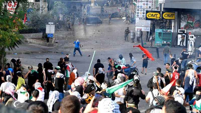 Lübnan polisi, ABD Büyükelçiliği önündeki protestoya müdahale etti