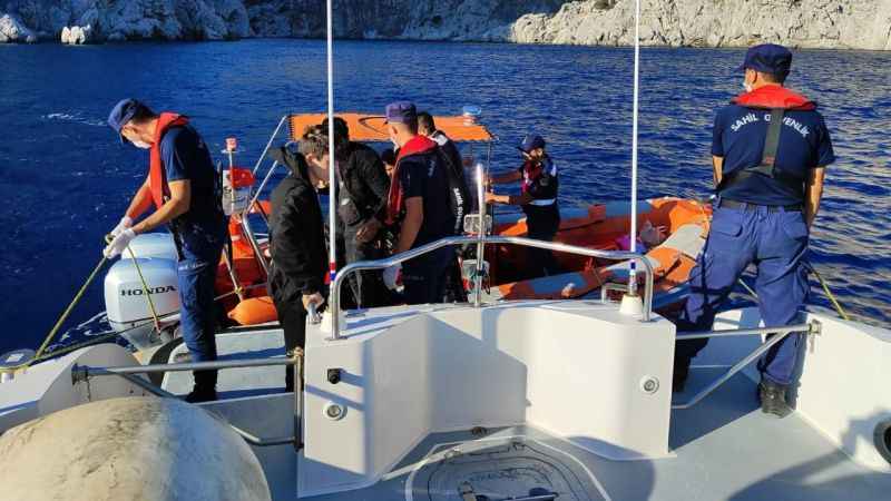 Düzensiz göçmenler koyda mahsur kaldı