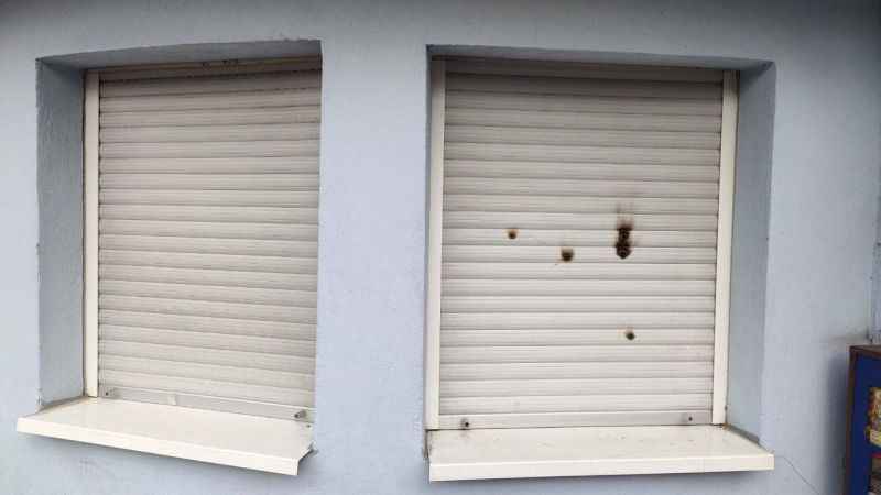 Almanya'da camiye çirkin saldırı: Caminin kapısına gamalı haç çizdiler