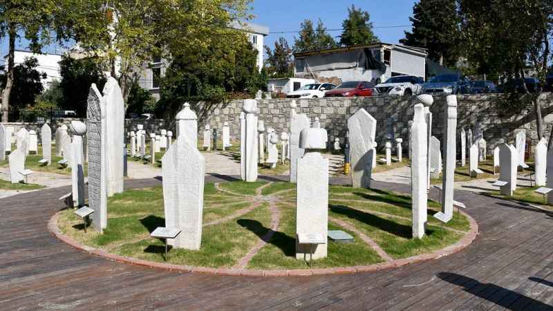 Tarihi 17’nci yüzyıla uzanan mezar taşları Kuşadası’nda sergileniyor