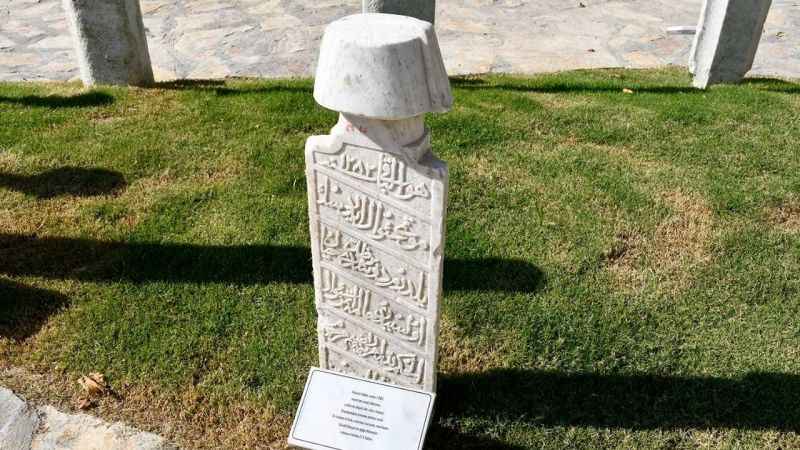 Tarihi 17’nci yüzyıla uzanan mezar taşları Kuşadası’nda sergileniyor