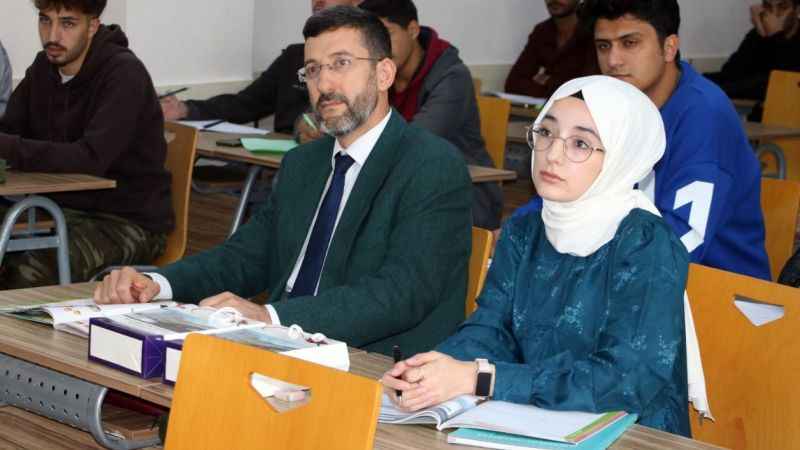 Baba ve kızı aynı sınıfta üniversite öğretimi alıyor Baba ve kızı aynı sınıfta üniversite öğretimi alıyor