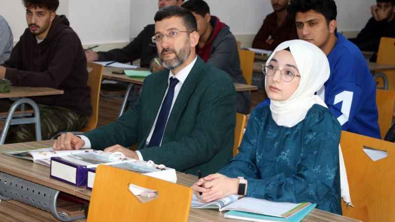 Baba ve kızı aynı sınıfta üniversite öğretimi alıyor Baba ve kızı aynı sınıfta üniversite öğretimi alıyor