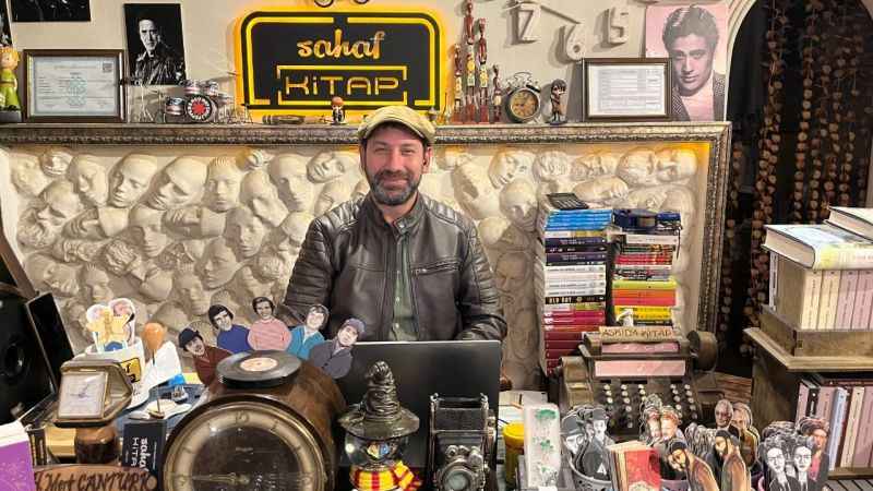 Kitapseverler için antika ile kitabı bir araya getirdi