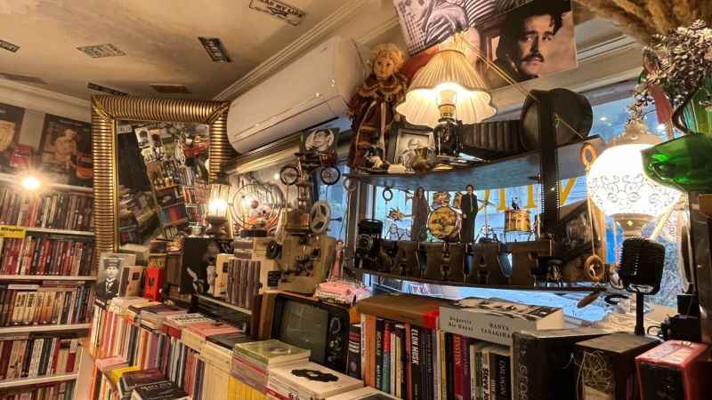 Kitapseverler için antika ile kitabı bir araya getirdi