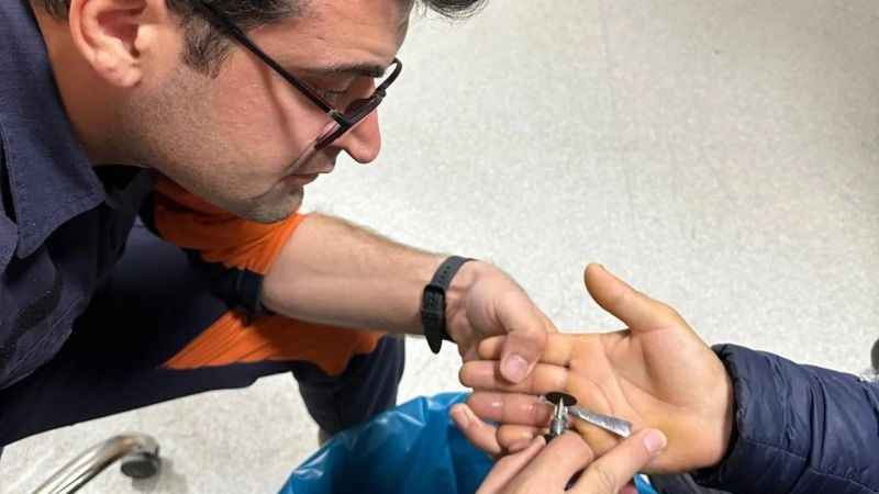 Parmağına yüzük sıkıştı, yardımına itfaiye koştu