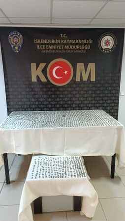 Hatay’da Bizans dönemine ait haç ve 2 bin 410 adet sikke ele geçirildi