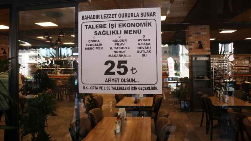Yıllardır enflasyona direniyor: Öğrencilere çay fiyatına 3 kap yemek veriyor Yıllardır enflasyona direniyor: Öğrencilere çay fiyatına 3 kap yemek veriyor