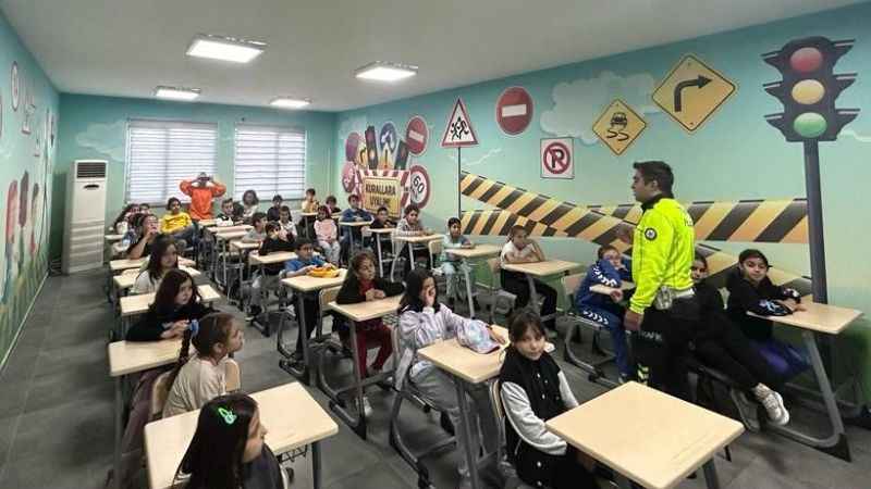 Polisten öğrencilere trafik güvenliği eğitimi Polisten öğrencilere trafik güvenliği eğitimi
