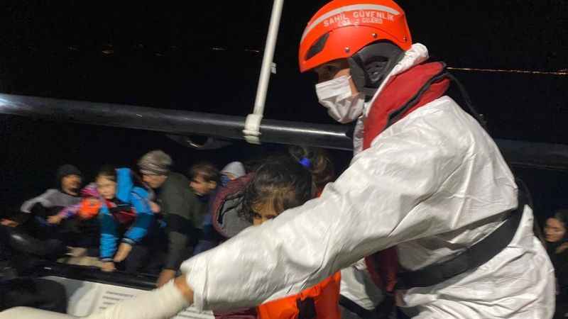 Yunan unsurlarınca ölüme terk edilen 35 kaçak göçmen kurtarıldı Yunan unsurlarınca ölüme terk edilen 35 kaçak göçmen kurtarıldı