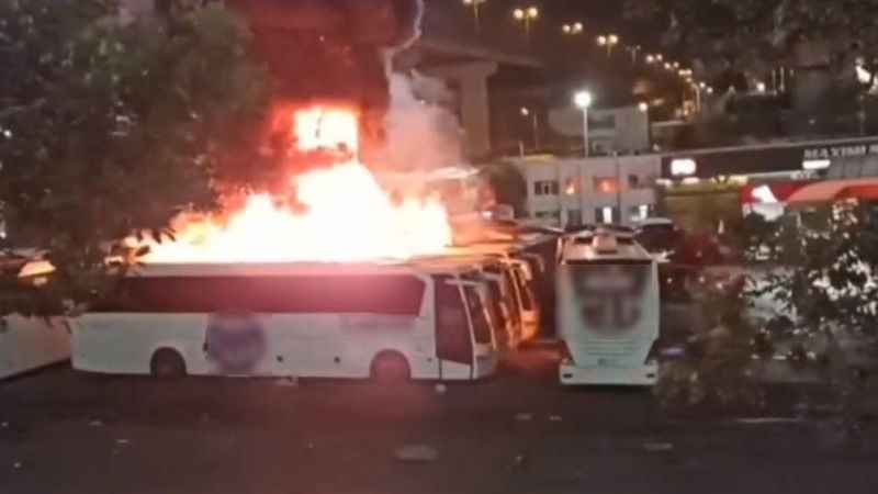 15 Temmuz Demokrasi Otogarı’nda park halindeki otobüs alev alev yandı 15 Temmuz Demokrasi Otogarı’nda park halindeki otobüs alev alev yandı