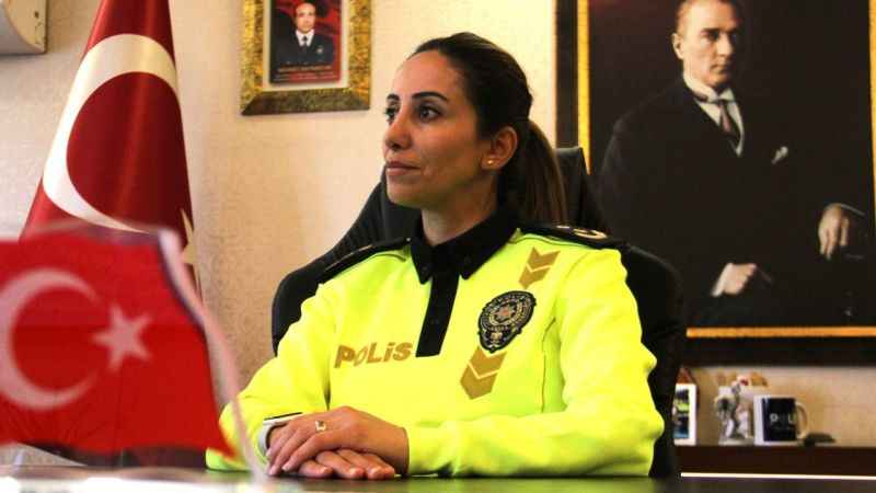 Şehit trafik polisinin kızı Ankara’nın trafiğinden sorumlu Şehit trafik polisinin kızı Ankara’nın trafiğinden sorumlu