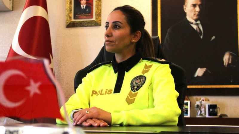 Şehit trafik polisinin kızı Ankara’nın trafiğinden sorumlu Şehit trafik polisinin kızı Ankara’nın trafiğinden sorumlu