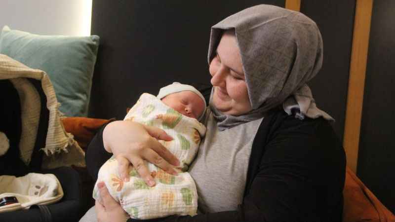 Ölümü göze alıp bebeğini dünyaya getirdi Ölümü göze alıp bebeğini dünyaya getirdi