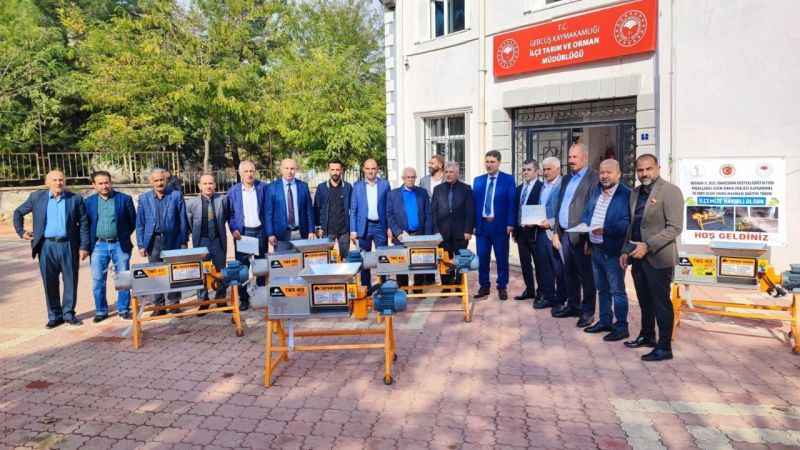 Gercüş’te 30 köye üzüm sıkma makinesi dağıtıldı Gercüş’te 30 köye üzüm sıkma makinesi dağıtıldı
