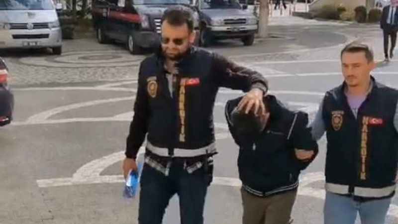 Şüphe üzerine durdurulan araçtan aranan şahıs ve uyuşturucu çıktı Şüphe üzerine durdurulan araçtan aranan şahıs ve uyuşturucu çıktı