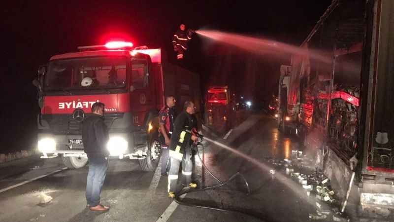 Burdur’da seyir halindeki tırın dorsesi yandı Burdur’da seyir halindeki tırın dorsesi yandı