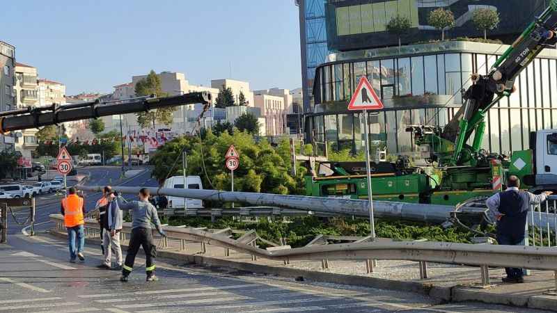 Bahçelievler’de İETT şoförünün çarpıp yola devirdiği direk kaldırıldı, trafik normale döndü