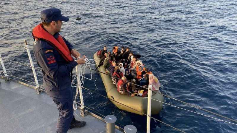 Ayvacık açıklarında Yunan unsurlarınca ölüme terk edilen 44 kaçak göçmen kurtarıldı Ayvacık açıklarında Yunan unsurlarınca ölüme terk edilen 44 kaçak göçmen kurtarıldı