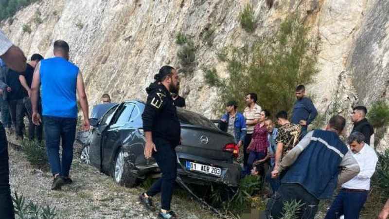 Adana'da otomobil şarampole devrildi: 3 yaralı Adana'da otomobil şarampole devrildi: 3 yaralı