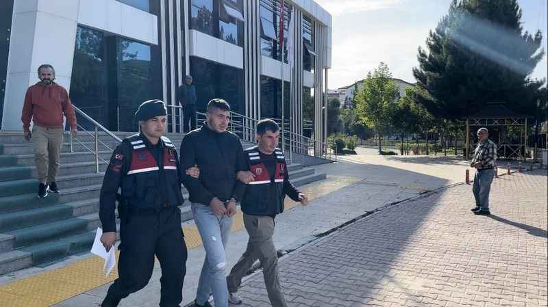 Dur ihtarına uymayıp 2’si polis 4 kişiye çarparak yaralayan şüpheli tutuklandı Dur ihtarına uymayıp 2’si polis 4 kişiye çarparak yaralayan şüpheli tutuklandı