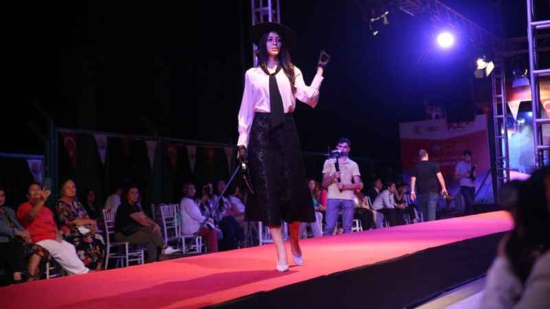 Mersin'de 'Kilikya'dan Cumhuriyet'e kıyafetler büyüledi