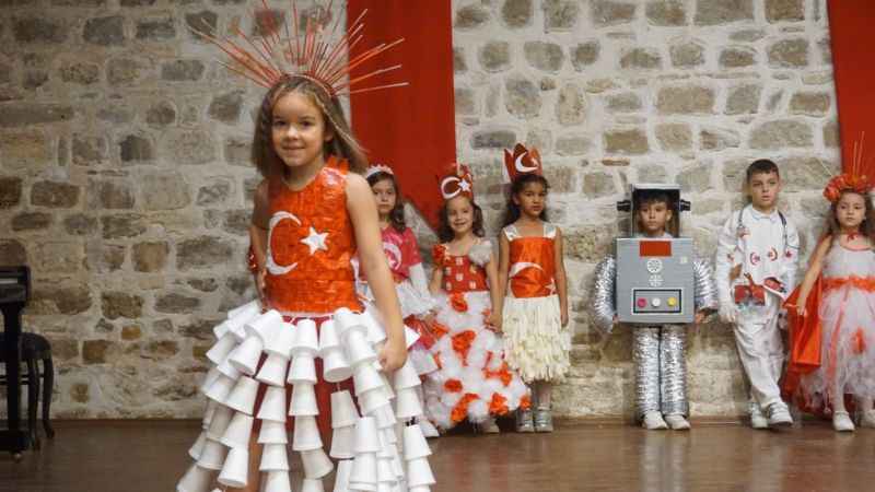 Geri dönüşüm kıyafetlerle Cumhuriyet defilesi Geri dönüşüm kıyafetlerle Cumhuriyet defilesi