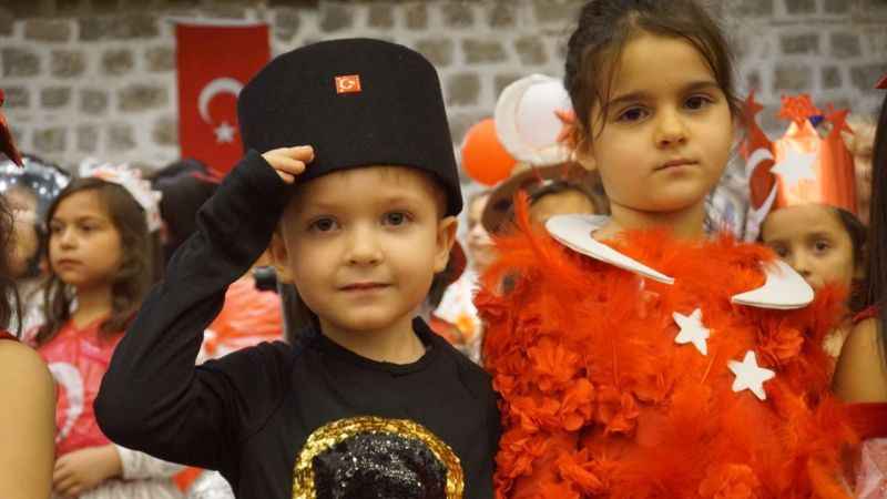 Geri dönüşüm kıyafetlerle Cumhuriyet defilesi Geri dönüşüm kıyafetlerle Cumhuriyet defilesi