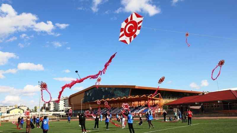 Ağrı'da uçurtmalar 10. yıl için havalandı Ağrı'da uçurtmalar 10. yıl için havalandı