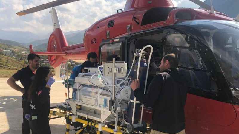 Soğuk hava nedeniyle rahatsızlanan bebek helikopterle taşındı Soğuk hava nedeniyle rahatsızlanan bebek helikopterle taşındı
