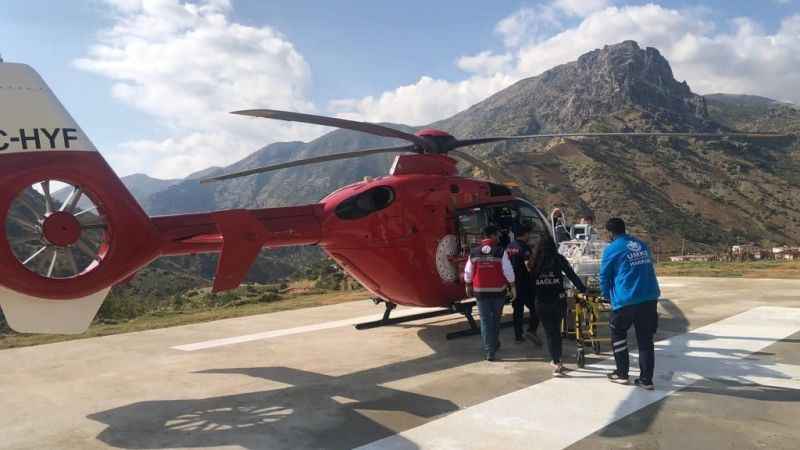 Soğuk hava nedeniyle rahatsızlanan bebek helikopterle taşındı Soğuk hava nedeniyle rahatsızlanan bebek helikopterle taşındı