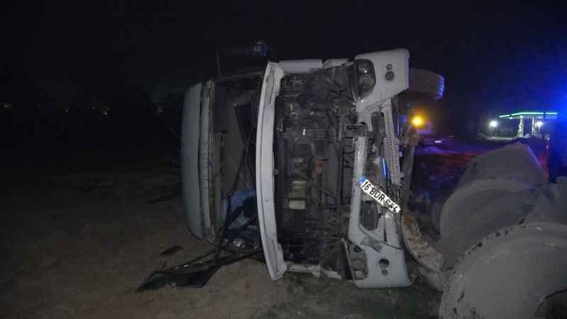 Kaza yaptığı tırı bırakıp kaçtı Kaza yaptığı tırı bırakıp kaçtı