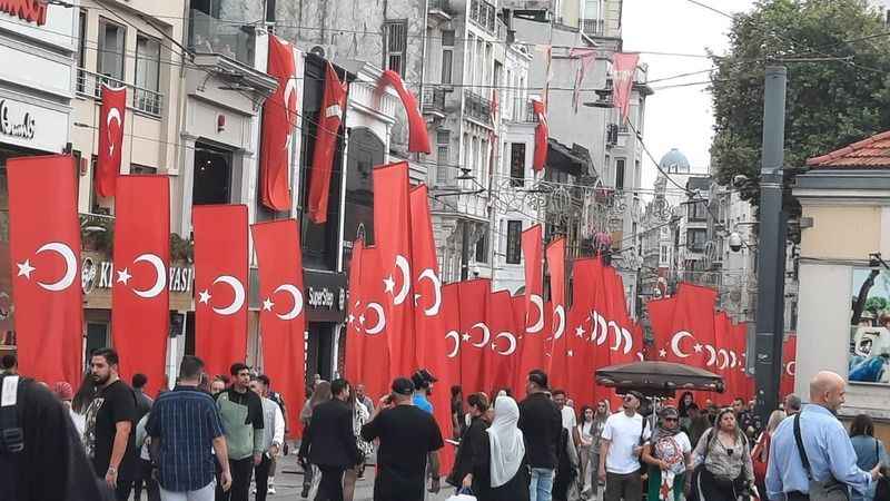 100’üncü yıl için İstiklal Caddesi özel Türk Bayraklarıyla donatıldı 100’üncü yıl için İstiklal Caddesi özel Türk Bayraklarıyla donatıldı