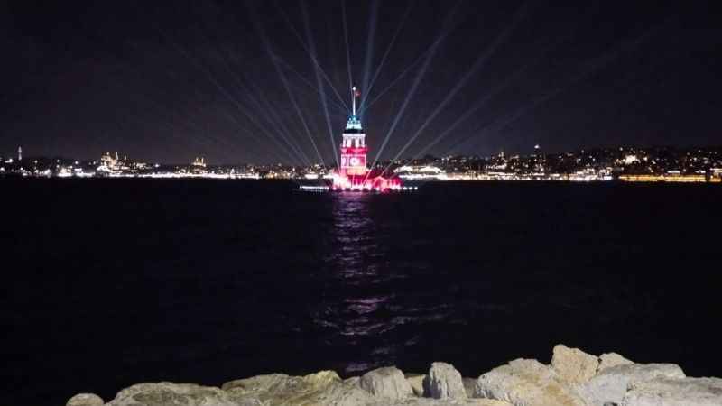 Kız Kulesi, Türk Bayrağı ile aydınlatıldı Kız Kulesi, Türk Bayrağı ile aydınlatıldı