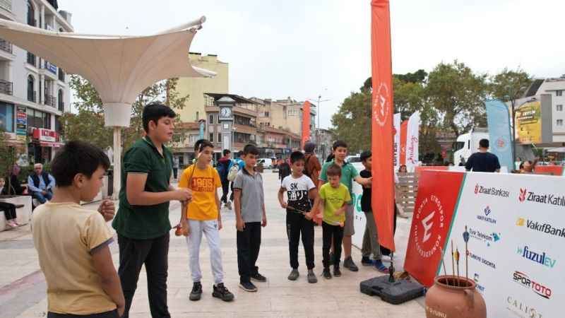 Etnospor tırı Sındırgı'da çocukları eğlendirdi Etnospor tırı Sındırgı'da çocukları eğlendirdi