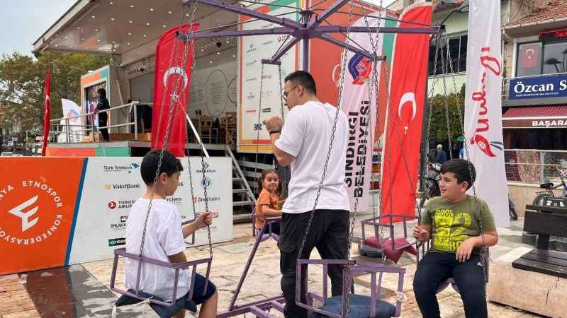 Etnospor tırı Sındırgı'da çocukları eğlendirdi Etnospor tırı Sındırgı'da çocukları eğlendirdi