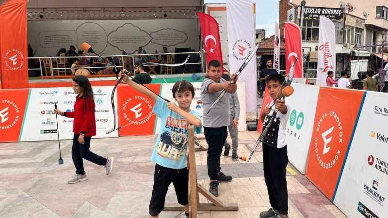 Etnospor tırı Sındırgı'da çocukları eğlendirdi Etnospor tırı Sındırgı'da çocukları eğlendirdi