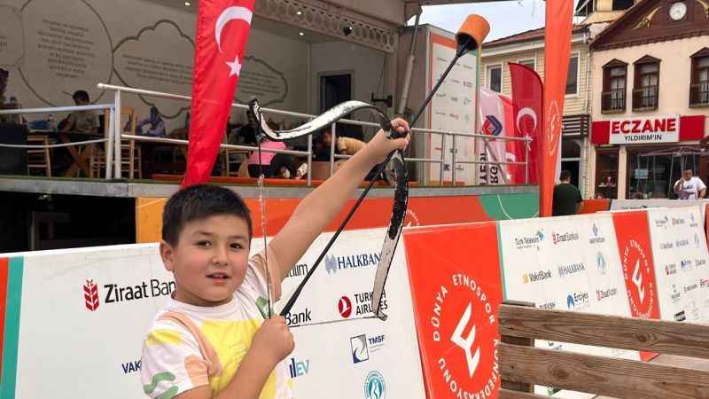 Etnospor tırı Sındırgı'da çocukları eğlendirdi Etnospor tırı Sındırgı'da çocukları eğlendirdi