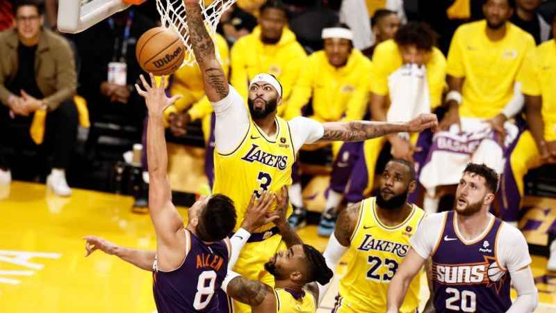 Lakers, Suns’ı yenerek ilk galibiyetini aldı