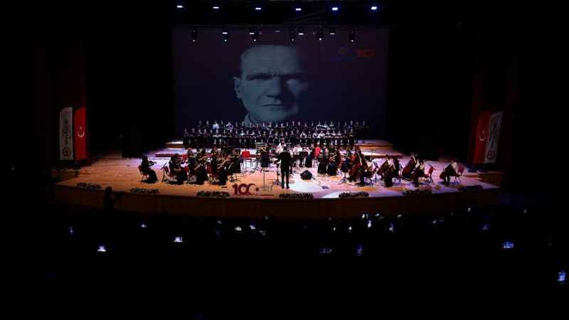 Cumhuriyetin 100. yılında 100 çocuk performans sergiledi Cumhuriyetin 100. yılında 100 çocuk performans sergiledi