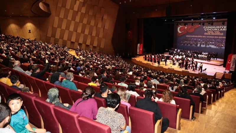 Cumhuriyetin 100. yılında 100 çocuk performans sergiledi Cumhuriyetin 100. yılında 100 çocuk performans sergiledi