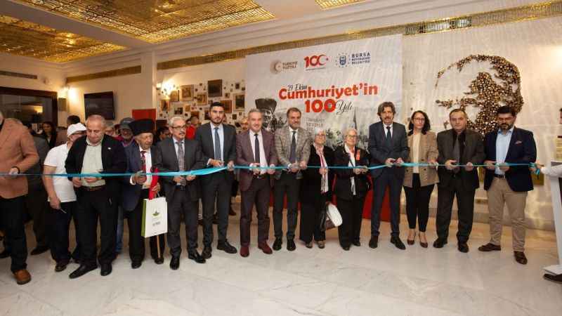 Bursa'da Cumhuriyet'in 100. yılına özel sergiler kapılarını açtı Bursa'da Cumhuriyet'in 100. yılına özel sergiler kapılarını açtı