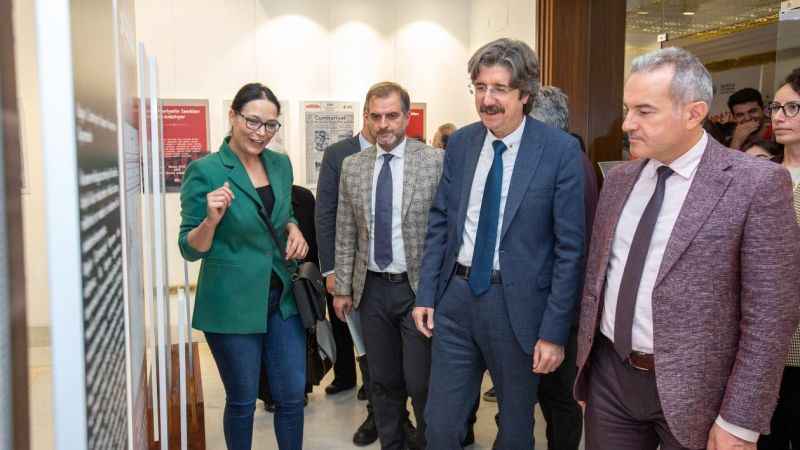 Bursa'da Cumhuriyet'in 100. yılına özel sergiler kapılarını açtı Bursa'da Cumhuriyet'in 100. yılına özel sergiler kapılarını açtı