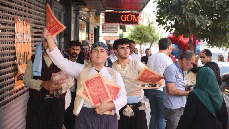 Osmaniye'de dönem kıyafetleriyle "Cumhuriyet Mecmuası" dağıtıldı Osmaniye'de dönem kıyafetleriyle "Cumhuriyet Mecmuası" dağıtıldı