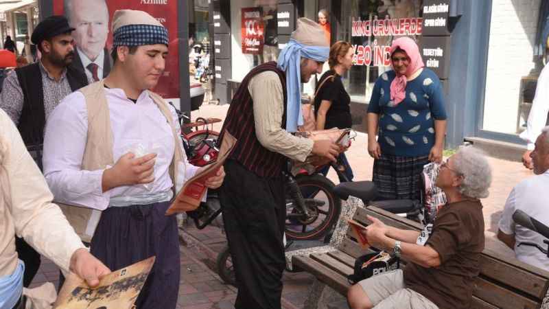 Osmaniye'de dönem kıyafetleriyle "Cumhuriyet Mecmuası" dağıtıldı Osmaniye'de dönem kıyafetleriyle "Cumhuriyet Mecmuası" dağıtıldı