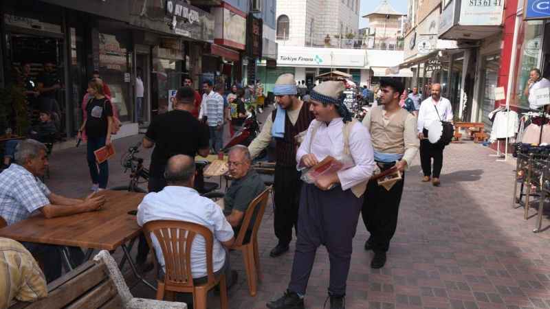 Osmaniye'de dönem kıyafetleriyle "Cumhuriyet Mecmuası" dağıtıldı Osmaniye'de dönem kıyafetleriyle "Cumhuriyet Mecmuası" dağıtıldı